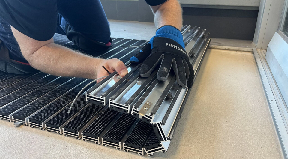 Ouvrier qui installe un tapis d'entrée